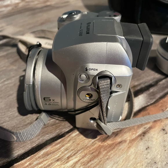 FINEPIX S3100 Digital Camera 6 times Zoom 4.0 MP Olympus XD Card. Case. Manual. - Picture 6 of 14